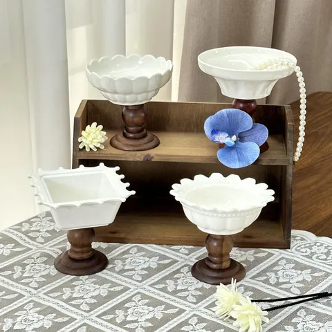 Retro Hoogvoetige Keramische Dessert Vruchtenschaal Thuis Snack Salade Kom Minimalistisch Wit Porselein Servies Met Houten Basis
