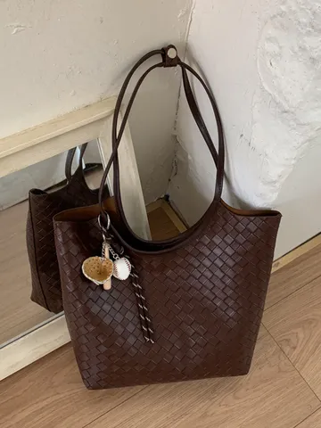 Bolso Tote Minimalista Tejido de Piel PU Suave Gran Capacidad Bolso de Hombro Casual con Colgante