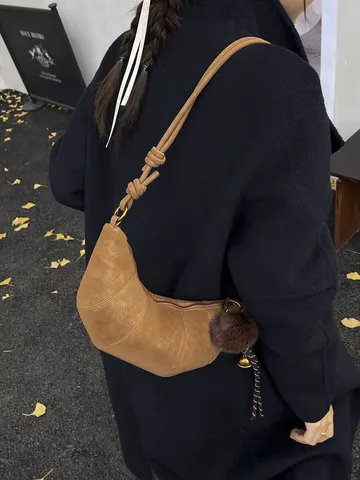 Bolso de Hombro de Axila de Cuero Ante Retro Para Mujer Moda Color Sólido Media Luna Dumpling Bolso Cruzado Con Colgantes