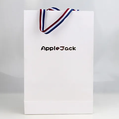 Sac Cadeau en Carton Blanc Avec Poignée en Ruban Logo Marquage à Chaud Or Argent Sac en Papier d'Emballage pour Fête