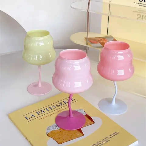 Süß Frisch Macaron Farbe Glas Weinglas Creme Vintage Kontrast Gedrehter Stiel Kelch Dekoratives Trinkgeschirr Für Haus Party Becher