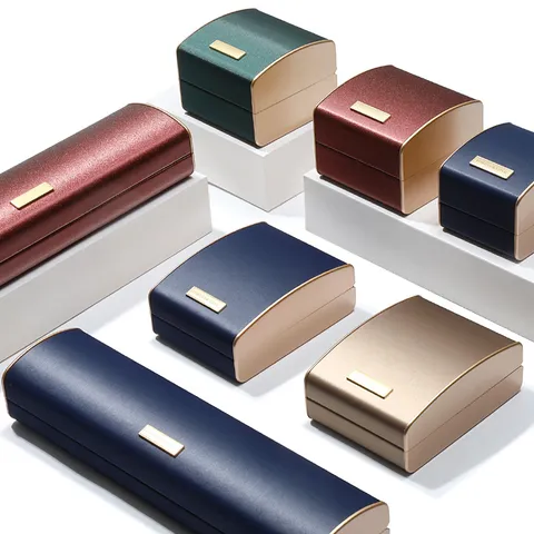 Luxe Boog Lederen Sieraden Verpakkingsdoos Met Gouden Rand Fluwelen Voering Geborstelde Textur Geschenkdoos Voor Ring Hanger Armband