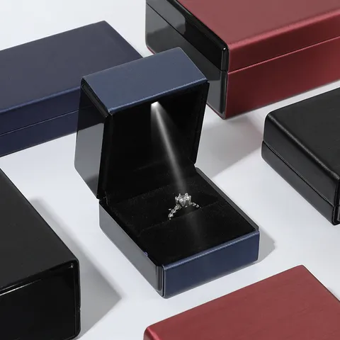 Luxus Gebürstetes PU Leder LED Leuchtend Schmuckschatulle Glanz Lackiert Anhänger Halskette Box Samtfutter Ring Geschenkbox Für Hochzeit
