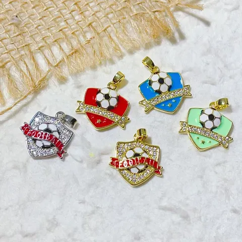 Ciondoli Smaltati a Scudo Del Calcio Della Coppa Del Mondo in Rame Placcato Oro Con Zirconia Per Creazione Di Collane E Braccialetti Fai Da Te