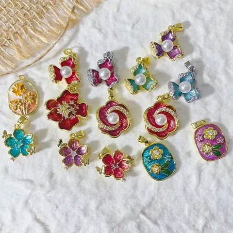Vergoldetes Kupfer Blume Anhänger Mit Strass Künstliche Perle Ölgemälde Emaille Rose Schmetterling Anhänger Für DIY Schmuck