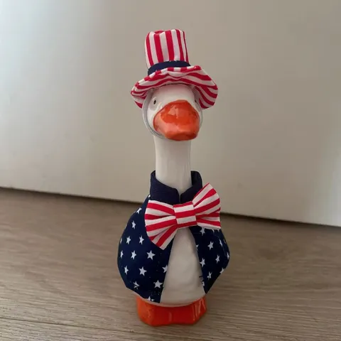 Statuetta di Oca in Ceramica Con Set di Abiti e Cappello Patriottici del Giorno dell'Indipendenza per Decorazioni da Tavola e Forniture per Feste