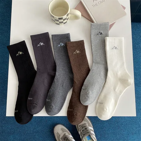 Men Snow Mountain Embroidery Crew Socks Cotton Breathable Athletic Basketball Socks Casual Ribbed Streetwear Mid-Tube Socks