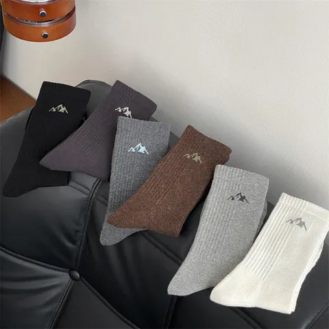 Men Snow Mountain Embroidery Crew Socks Cotton Breathable Athletic Basketball Socks Casual Ribbed Streetwear Mid-Tube Socks