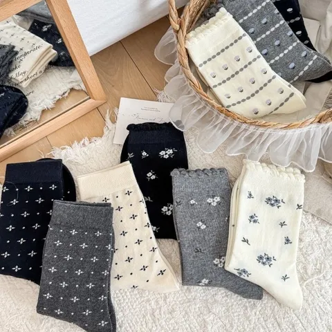 Japanischer Stil Süße Blumen Slouch Socken Für Damen Rüschenbesatz Gekämmte Baumwollmischung Locker Fallende Wadenhohe Socken Süße Blumen Drucken Winter Warme Atmungsaktive Socken