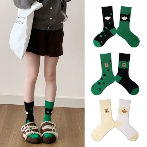 Chaussettes Mi-Hautes pour Femmes Brodées de Chiot Cartoon Motif Bloc de Couleurs Asymétrique en Coton Peigné Décontractées Tendance