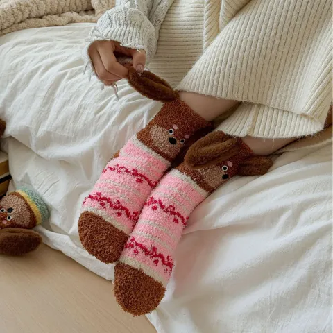 Damen Winter Verdickt Korallenfleece Crew Socken Süße Cartoon Dackel 3D Große Ohren Schlaf Boden Socken Warm Plüsch Socken