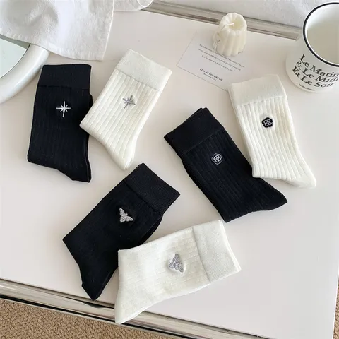 Women's Ins Style Embroidered Mid-Calf Socks Cotton Blend Bee Flower Star Pattern Chic Trendy Breathable Crew Socks For Daily Wear