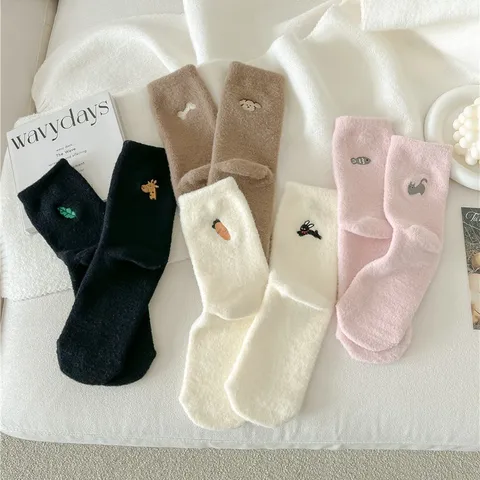 Calcetines de Media Caña de Felpa Gruesa para Mujer Bordado de Animales Lindo Diseño AB Asimétrico Calcetines Cálidos de Viscosa