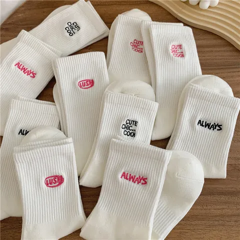 Damen Casual Baumwolle Crew Socken Buchstabenstickerei Weiß Atmungsaktiv Schweißableitend Tägliche Mode Strumpfwaren