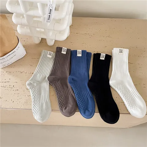 Men American Style Ribbed Cotton Mid-Calf Socks With Cloth Label Solid Color Sports Basketball Socks For Autumn Winter