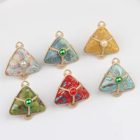Nouveau Style Chinois Rétro Brocart De Song Triangle Zongzi Forme Alliage Pendentif Avec Perles Artificielles Pour Porte-Clés Sac Bricolage