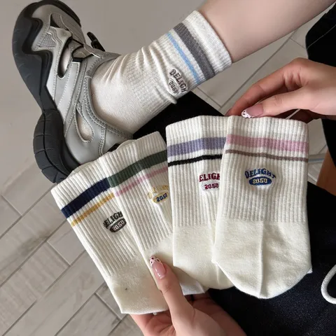 Amerikanischer Retro-Baseball-Stil Gekämmte Baumwolle Gestreifte Wadenlange Socken Damen Trendige Buchstabenstickerei Rippenstrick Sport Freizeitsocken