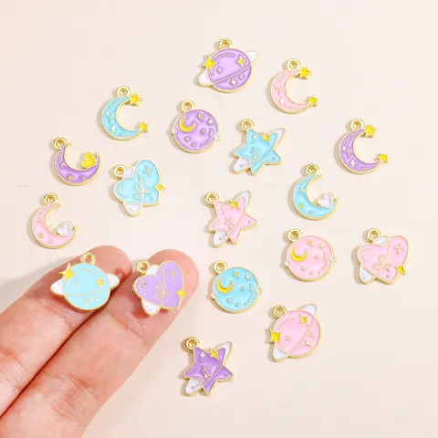 Pendentifs en Alliage Série Ciel Étoilé Émaillés Pendentifs Romantiques Lune Étoile Planète Cœur pour Bijoux DIY Collier Bracelet Accessoires de Décoration