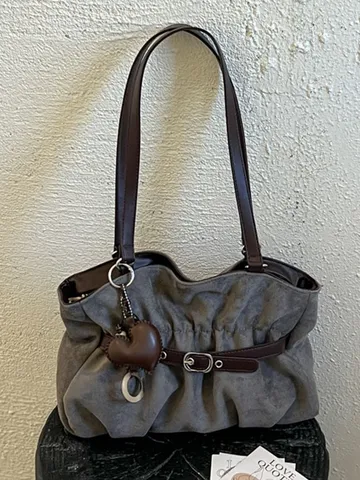 Borsa Tote da Donna in Camoscio di Grande Capacità Borsa a Tracolla Plissettata alla Moda con Fibbia e Ciondolo a Cuore