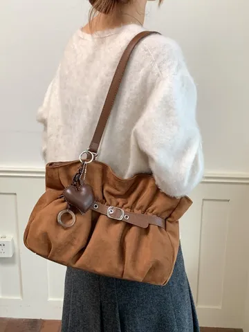 Borsa Tote da Donna in Camoscio di Grande Capacità Borsa a Tracolla Plissettata alla Moda con Fibbia e Ciondolo a Cuore