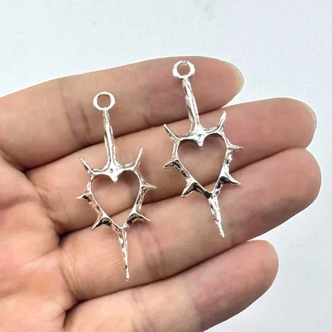 Breloques en Alliage Cœur d'Épines Ajouré Gothic Punk Accessoires de Bijoux en Alliage de Zinc DIY Pendentif Boucle d'Oreille Cœur Argent Breloque Métallique Style Dark