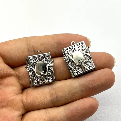 Gothic Vintage Zinklegierung Fledermaus Muster Quadratisch Buch Medaillon Anhänger Retro Schnitzerei Fotorahmen Charm Für DIY Schmuck
