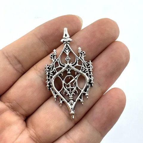 Pendentif Seul Sans Chaîne Château Gothique Vintage Punk Ajouré Alliage de Zinc Électroplaqué Style Sombre Bijoux Artisanat Pour Hommes Femmes