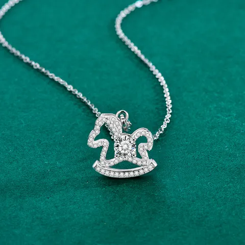 S925 Sterlingsilber Moissanit Schaukelpferd Halskette GRA Zertifiziert D Farbe VVS1 Elegantes Trojanisches Pferd Anhänger Damen