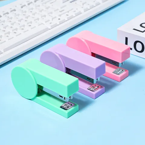 Tragbares Kraftsparendes Desktop-Heftgerät Macaron-Farbe Kunststoff Metall Heftgerät Für Büro Schule Zuhause Für 24/6 26/6 Klammern