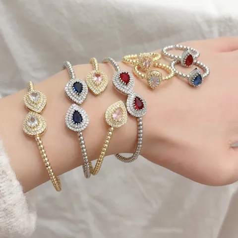 Set di Bracciale e Anello con Zirconia a Goccia Geometrica Micro-Intarsiata in Rame Placcato Oro 18K Regolabile per Donna