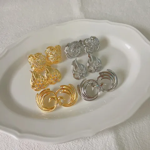 Orecchini a Bottone in Zirconia Rame Irregolare Moda Occidentale Orecchini a Forma di Foglia Plissettata Placcati Oro 18k Gioielli Donna