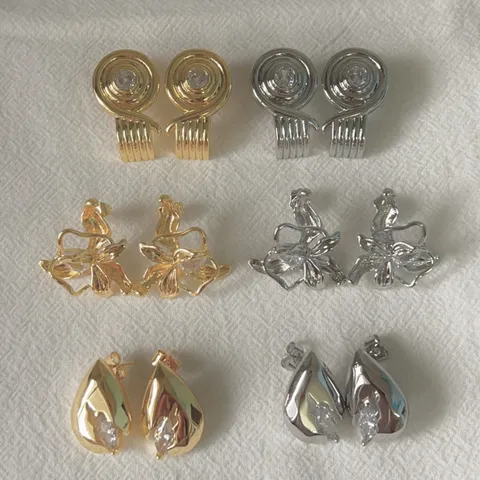 Orecchini a Bottone in Rame Placcati Oro 18K Vintage Orecchini con Strass a Forma di Fiore 3D e Goccia Gioielli Design di Nicchia