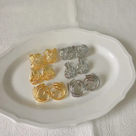 Orecchini a Bottone in Zirconia Rame Irregolare Moda Occidentale Orecchini a Forma di Foglia Plissettata Placcati Oro 18k Gioielli Donna