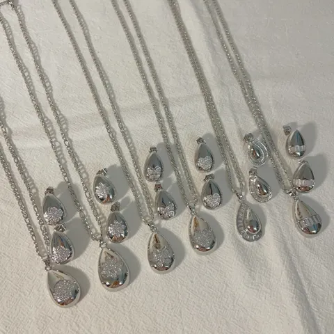 Set di Gioielli Vintage in Rame Placcato Oro con Pendente a Goccia Cuore Quadrifoglio in Zirconia Collana e Orecchini per Donna