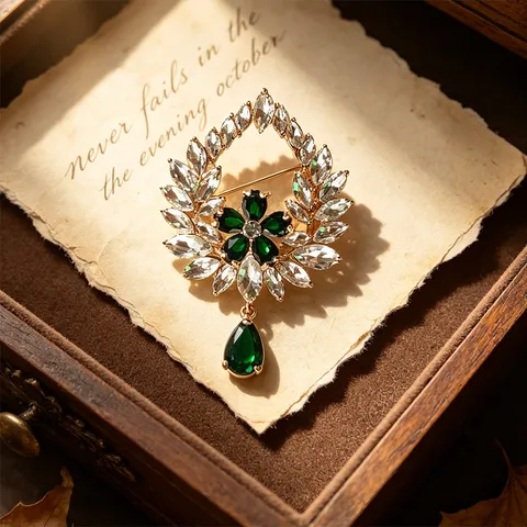Vintage Zinc Alloy Wreath Brooch Luxury Emerald Green Geometric Heart Rhinestone Pin With Water Drop Pendant Fashion Women Palace Style Costume Accessories Jewelry