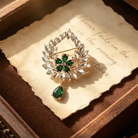 Vintage Zinc Alloy Wreath Brooch Luxury Emerald Green Geometric Heart Rhinestone Pin With Water Drop Pendant Fashion Women Palace Style Costume Accessories Jewelry