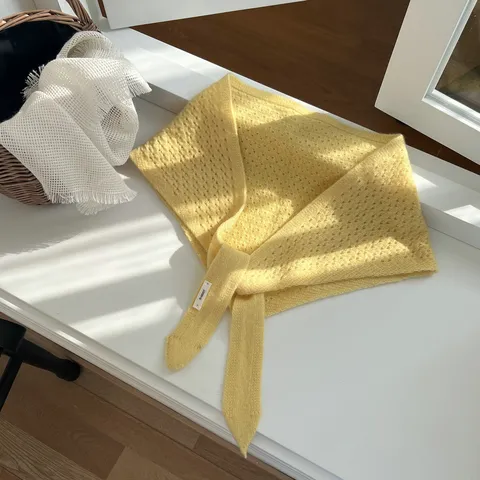 Châle Triangulaire en Laine pour Femmes Maille Ajourée Style Japonais Coréen Tricot Écharpe Chaude pour Automne Hiver Quotidien