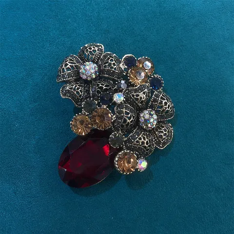 Vintage French Style Alloy Flower Brooch For Men Suit Coat Classic Elegant Rhinestone Crystal Floral Brooch Pin Costume Gift Jewelry
