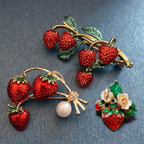 Vintage Legering Emaille Aardbei Brosche met Zoetwaterparel Lief Schattig Bloem Fruit Reversspeld Sieraden voor Vrouwen