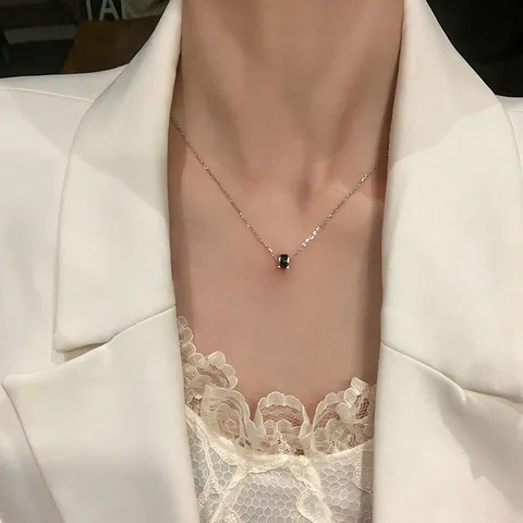 Collier Pendentif Petite Taille Noir en Alliage de Zinc de Style Coréen pour Femmes Couleur Argent Chaîne de Clavicule Géométrique Bijoux Luxe