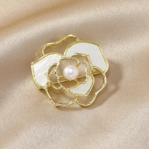 Vintage Alloy Freshwater Pearl Rhinestone Brooch Elegant Feather Flower Plant Lapel Pin Women Men Fashion Jewelry Gift