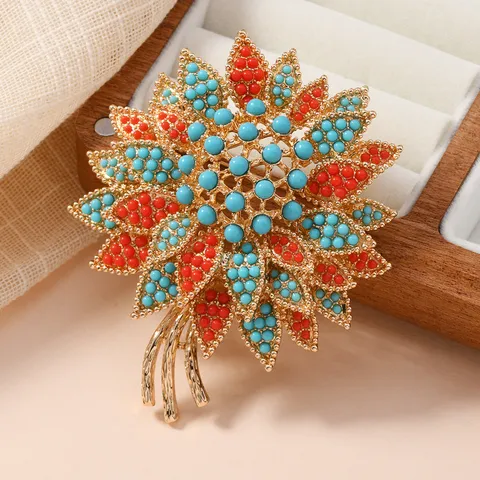 Vintage Hydrangea Flower Brooch For Women Gold Alloy Imitation Turquoise Rhinestone Floral Pin Wedding Banquet Accessories