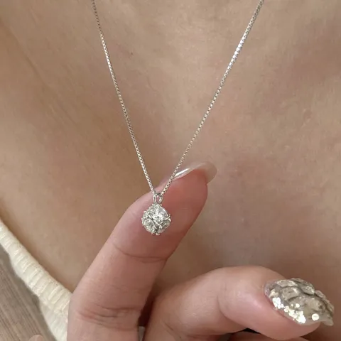 Collier Pendentif en Zircone Cubique Étincelante en Alliage Plaqué Argent pour Femme Élégant Collier de Chaîne de Zircon Cubique