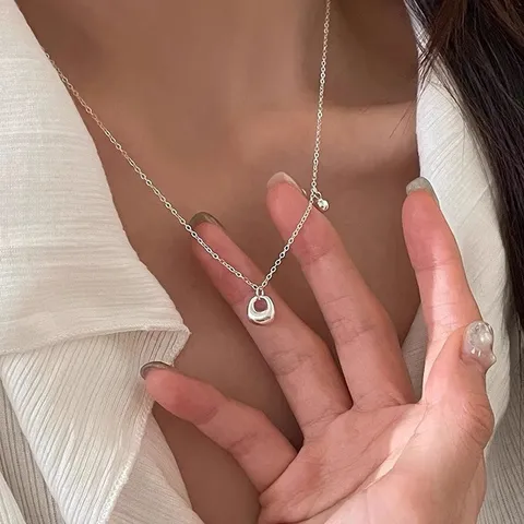 Collier Pendentif Boule en Alliage Minimaliste pour Femmes Mode Style Ins Chaîne de Clavicule Galvanisée Ton Argent Bijoux Cadeau