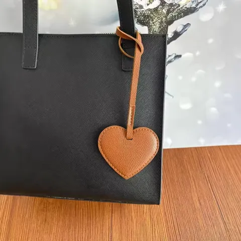 Fashion PU Leather Heart Shaped Bag Charm Keychain For Women Sweet Heart Anti-Lost Luggage Tag Pendant Multi-Color Heart Accessories