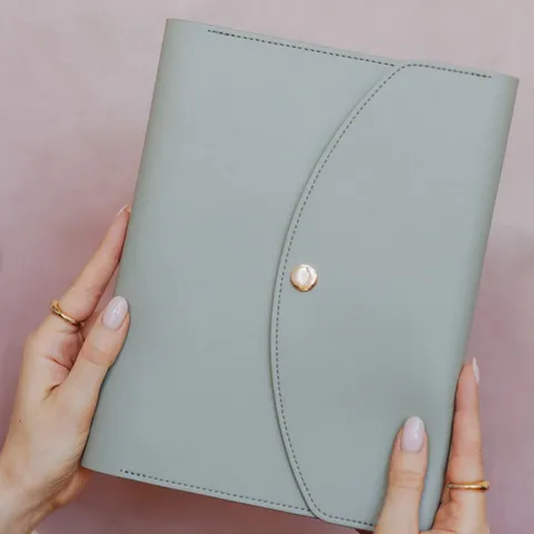 Minimalistische PU-Leder A5 Notizbuchhülle Dreifach Gefaltete Journal-Hülle Mit Kartenfächern Metallschnalle Büro-Handbuch