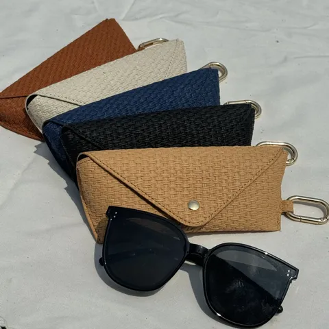 Étui à Lunettes Portable en Paille Tissée Pochette à Lunettes de Soleil en Cuir PU Minimaliste Avec Crochet Métallique Sac de Rangement Pliable pour Lunettes Hommes Femmes