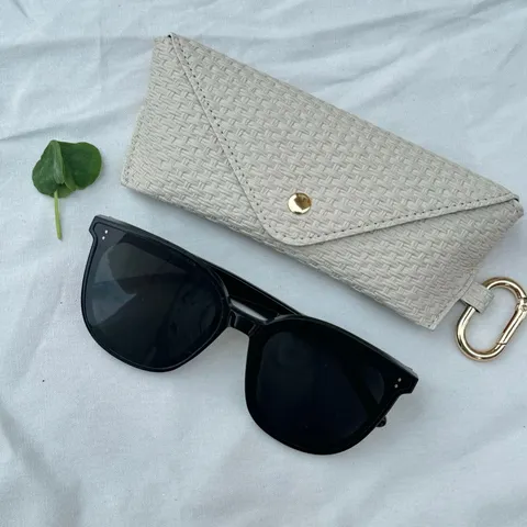 Étui à Lunettes Portable en Paille Tissée Pochette à Lunettes de Soleil en Cuir PU Minimaliste Avec Crochet Métallique Sac de Rangement Pliable pour Lunettes Hommes Femmes