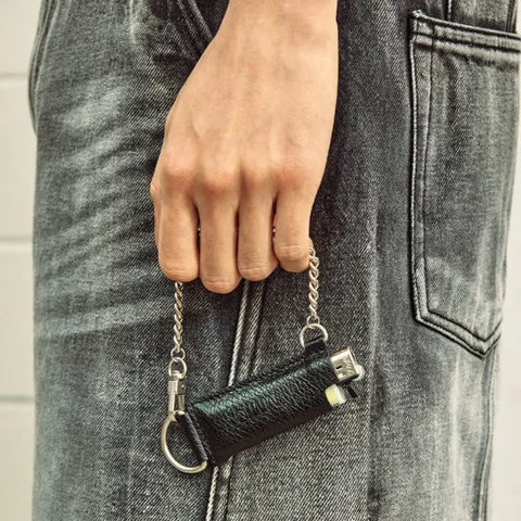 Custodia per Accendino in Pelle PU Unisex Con Catena Stile Streetwear Pendente a Croce Custodia Protettiva per Accendino Portachiavi Accessorio per Fumatori