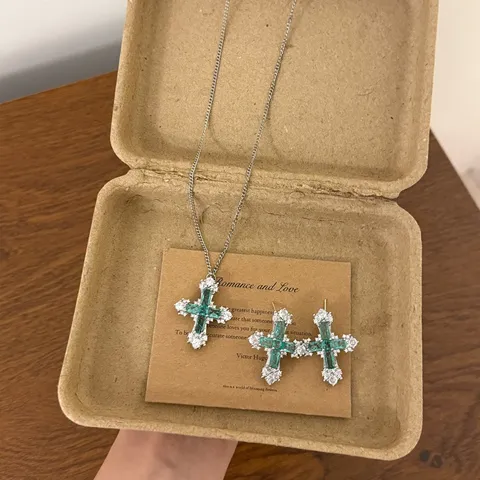 Smaragd Strass Kreuz Anhänger Halskette Und Passende Ohrstecker Set Legierung Mode Schmuck Geschenk Für Frauen